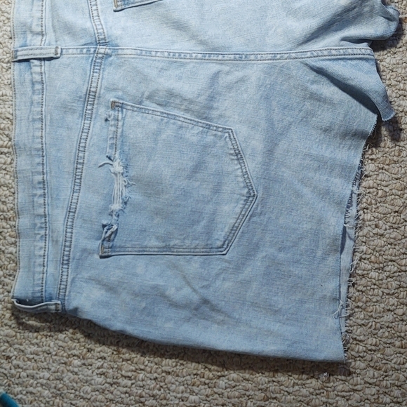 Old Navy Boyfriend Light Wash Distressed Denim Shorts Sz 20 - Picture 6 of 8